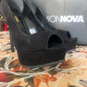 Fashion Nova size 8.5 Black suede shoe pre owned ladies heel